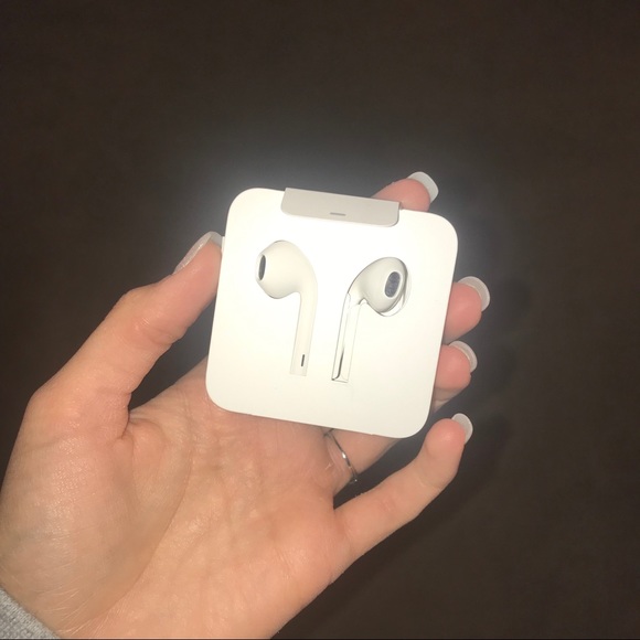 NEW Apple Earbuds - Picture 2 of 2